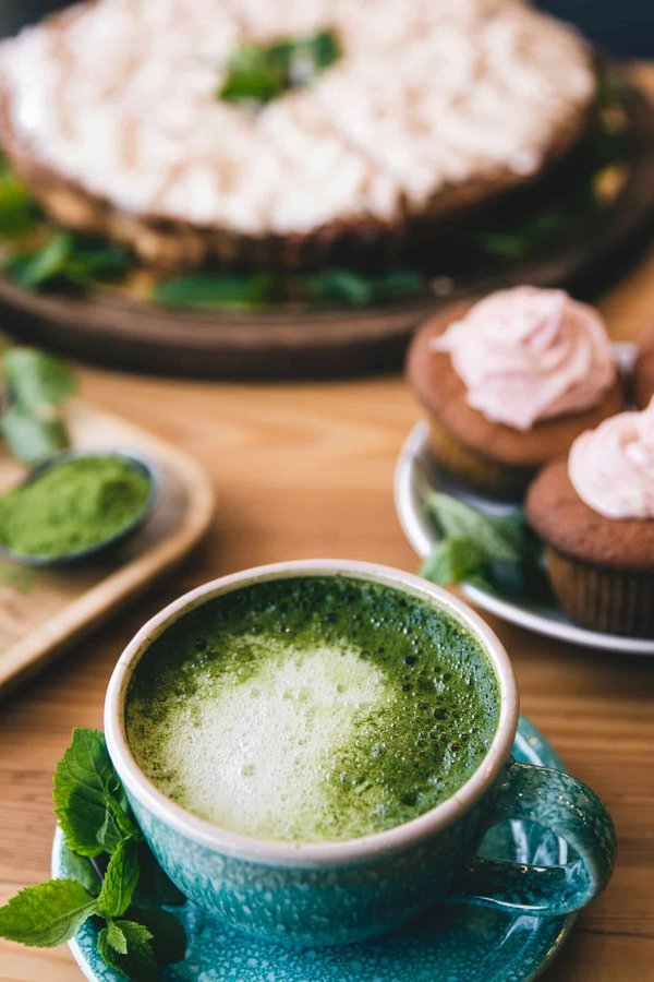 Zoom sur le matcha : un super-aliment aux multiples vertus